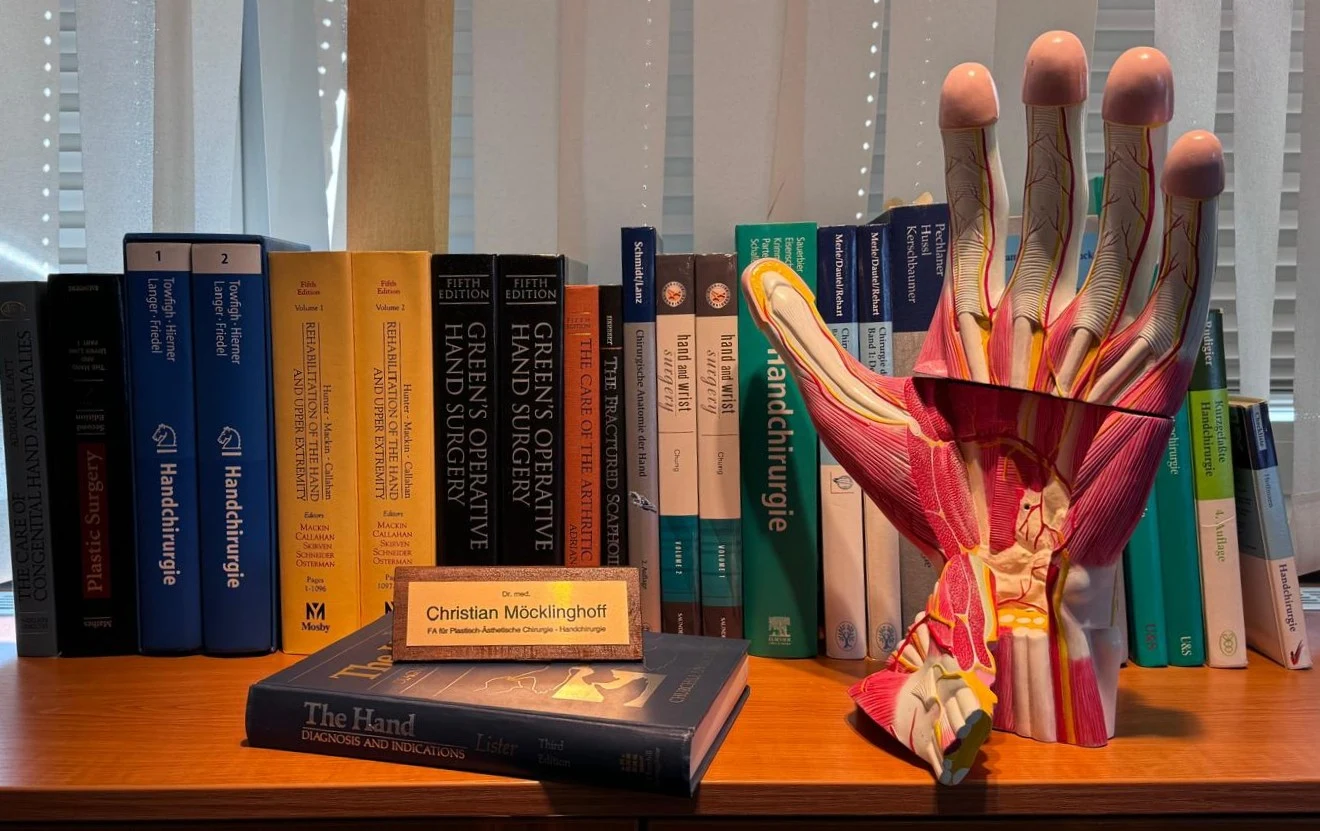 Anatomische Handmodelle und Fachliteratur zur Handchirurgie