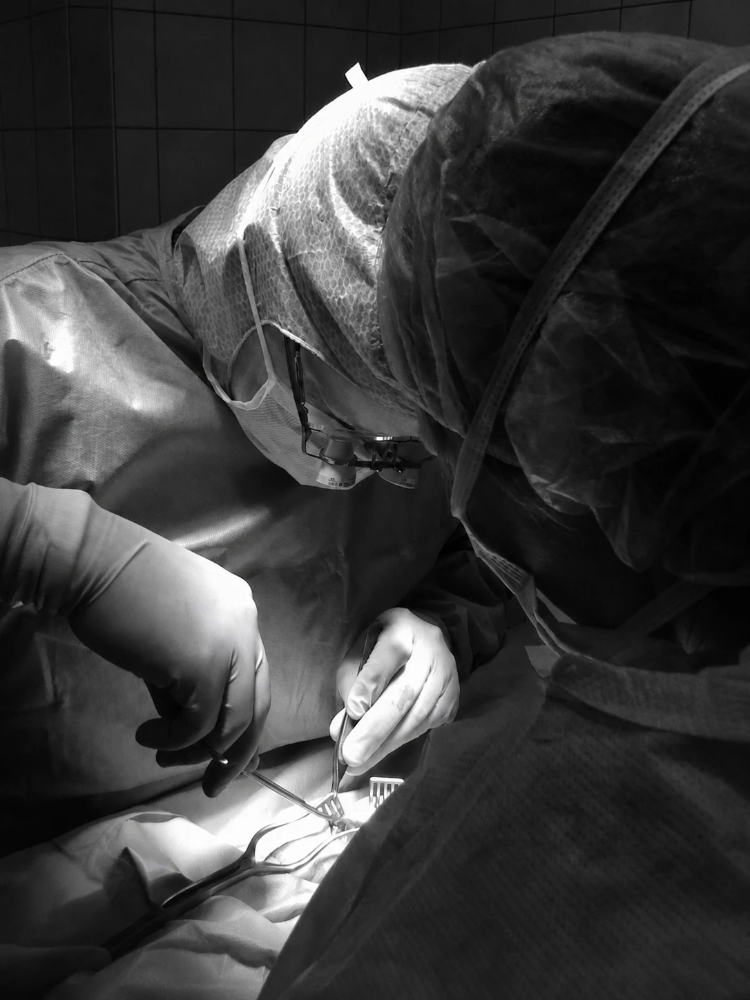 Dr. med. Christian Möcklinghoff bei einer Operation in der Handchirurgie